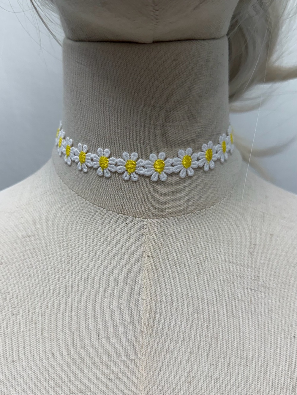 White Daisy Flower Choker Necklace Yellow Floral Coquette Cottagecore Y2K - Picture 1 of 4